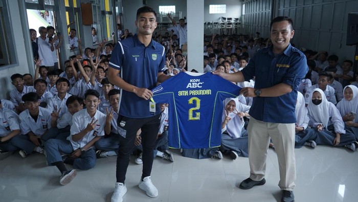 Persib kampanyekan perdamaian ke siswa SMK