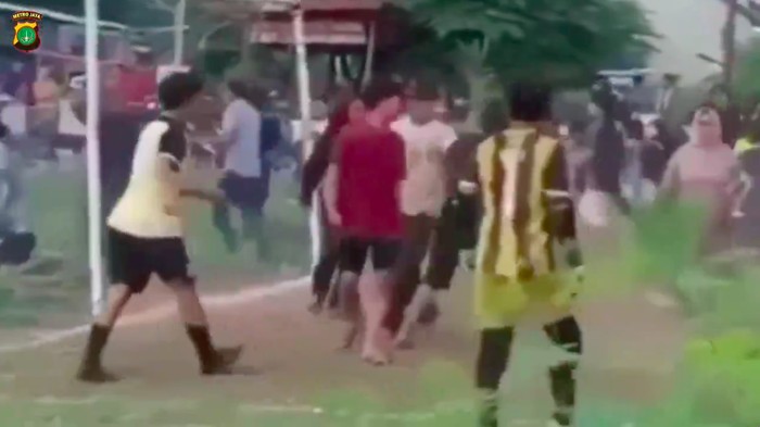 Pertandingan sepakbola antarkampung di Cikarang Utara, Bekasi, diwarnai kericuhan. Para penonton terlibat adu jotos saat pertandingan berlangsung. (IG @polsek_cikarang_utara)