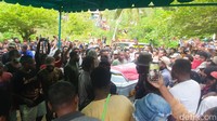 Jenazah Filep Karma tiba di rumah duka sekitar pukul 15.58 WIT, Selasa (1/11/2022). Tampak simpatisannya secara perlahan membawa peti jenazah di halaman rumah duka. Foto: Jonh Roy Purba/detikcom