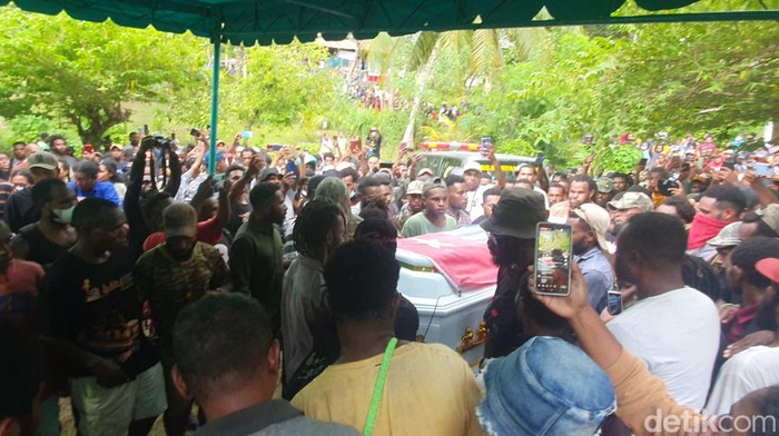 Peti jenazah Filep Karma saat diarak simpatisannya ke rumah duka.