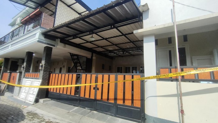 Polisi Datangi Lokasi Pembunuhan Sadis Ibu dan Anak di Depok