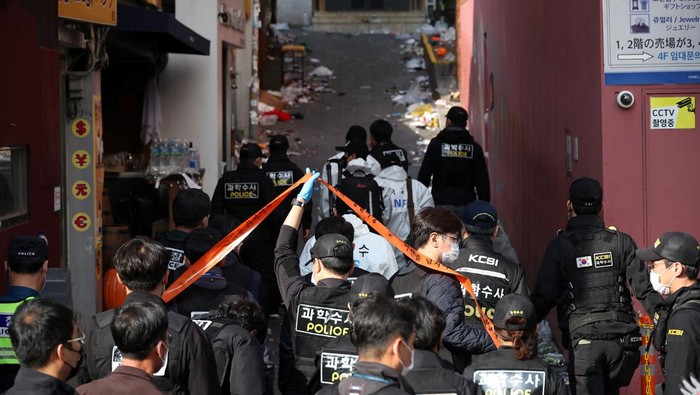 Polisi Korsel Olah TKP Tragedi Halloween Itaewon An investigator inspects the scene of a stampede that happened during Halloween festivities, in Seoul, South Korea October 31, 2022. REUTERS/Kim Hong-Ji