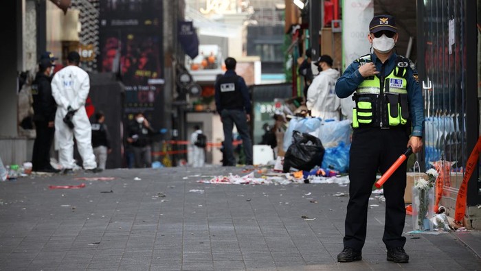 Polisi Korsel Olah TKP Tragedi Halloween Itaewon An investigator inspects the scene of a stampede that happened during Halloween festivities, in Seoul, South Korea October 31, 2022. REUTERS/Kim Hong-Ji