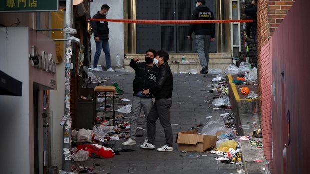 Polisi Korsel Olah TKP Tragedi Halloween Itaewon An investigator inspects the scene of a stampede that happened during Halloween festivities, in Seoul, South Korea October 31, 2022. REUTERS/Kim Hong-Ji