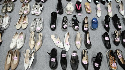 Polisi Korsel Tunjukkan Barang-barang Milik Korban Tragedi Itaewon