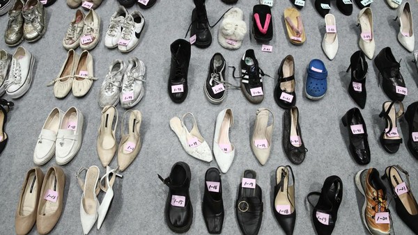Polisi Korsel Tunjukkan Barang-barang Milik Korban Tragedi Itaewon