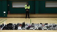 Usai tragedi kerumunan mematikan itu, barang-barang korban dikumpulkan untuk proses penyidikan.  