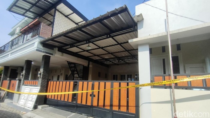 Polisi mengamankan pria yang membunuh anak sendiri di Pondok Jatijajar, Tapos, Depok, Jawa Barat. Pelaku juga menyerang istrinya hingga kritis. (Dwi Rahmawati/detikcom)