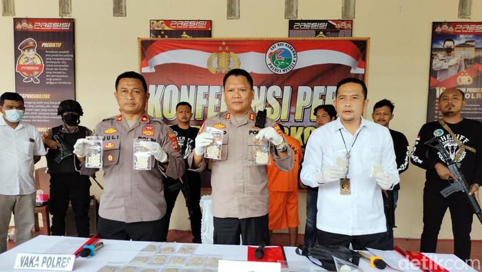 Polisi menunjukkan barang bukti ekstasi yang disita dari dua pelaku.