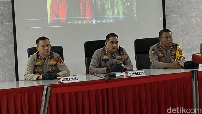 Polisi saat menjelaskan kasus remaja Sukabumi tewas