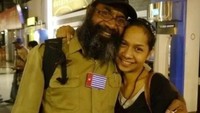 Filep Karma dan putrinya, Audryn Karma. Direktur Eksekutif Gerakan Pembebasan Papua Barat (ULMWP), Markus Haluk, mengatakan bangsa Papua kehilangan salah-satu tokoh pejuang yang sejati. (Change.org via BBC)