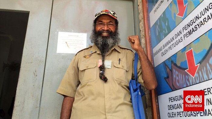 Dilaporkan warga menemukan jenazah Filep Karma, aktivis kemerdekaan Papua, di bibir pantai Base G, Jayapura, Papua, Selasa (01/11/2022) pagi. Sejauh ini belum ada penjelasan dari rumah sakit terkait penyebab kematiannya.