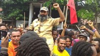 Pembebasan Filep Karma, pada 2015, merupakan bagian dari kebijakan pemberian grasi yang ditempuh Presiden Joko Widodo terhadap sejumlah tahanan politik di Papua. Saat itu Jokowi menyebut langkah itu sebagai upaya pemerintah dalam menyelesaikan konflik di Papua. (BBC/Yuliana Lantipo)