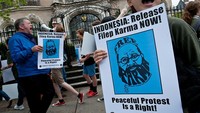 Pendukung Amnesty International menyerukan pembebasan Filep Karma di depan kedutaan Indonesia di Washington. Lima orang yang diberikan grasi oleh Presiden Jokowi adalah para pelaku serangan ke gudang senjata di markas Kodim Wamena pada 2003. Felip Karma, yang menolak menandatangani proses grasi, tidak termasuk dalam pembebasan itu. (Nicholas Kamm/AFP/Getty Images)