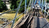 Penampakan jembatan yang dibongkar pekerja. Jembatan ini dibangun pada jaman Belanda di atas Sungai Cisadane .