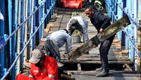 Sejumlah pekerja memperbaiki Jembatan Ledeng di Kota Bogor, Jawa Barat, Selasa (1/11/2022). Jembatan ini telah berusia ratusan tahun.