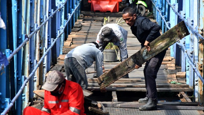 Sejumlah pekerja memperbaiki Jembatan Ledeng di Kota Bogor, Jawa Barat, Selasa (1/11/2022). Jembatan ini telah berusia ratusan tahun.