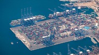 Mayoritas Pelabuhan Piraeus dimiliki oleh China Cosco Shipping, perusahaan kapal kontainer terbesar ketiga di dunia.