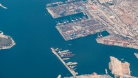 Pemandangan udara dari jendela pesawat GRPIR port Piraeus, Yunani, 7 Agustus 2022.