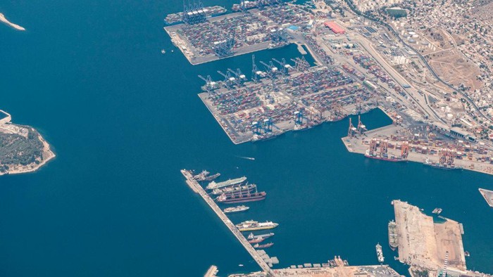 Potret Pelabuhan di Eropa yang Ternyata Dikuasai China Pelabuhan Pireas telah dikuasai oleh perusahaan pelayaran asal China, Cosco Shipping. Berikut foto pelabuhanya.