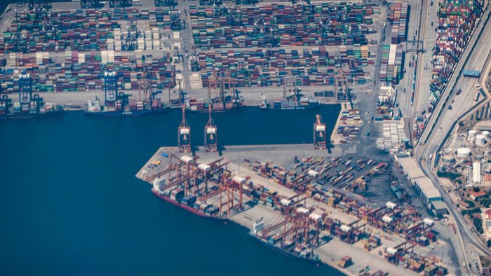 Potret Pelabuhan di Eropa yang Ternyata Dikuasai China Pelabuhan Pireas telah dikuasai oleh perusahaan pelayaran asal China, Cosco Shipping. Berikut foto pelabuhanya.