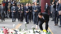 Yoon Suk-yeon menaruh bunga di lokasi tragedi. Terlihat para menteri dan anggota kabinet mendampingi Presiden.