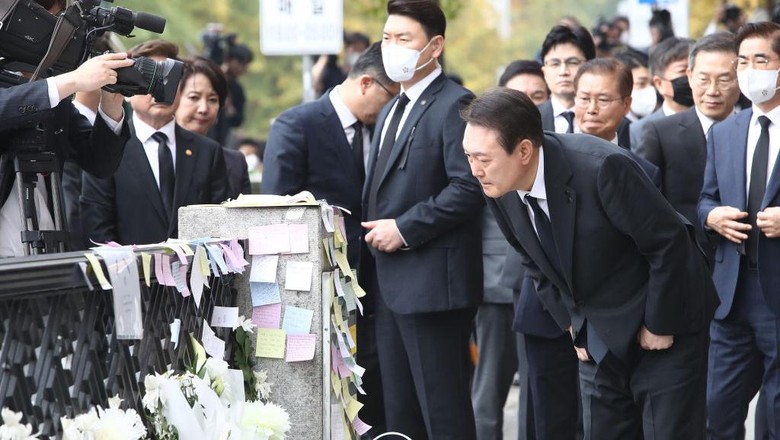 Potret Presiden Korsel Datangi Lokasi Tragedi Itaewon Yoon Suk-yeon membacakan pesan yang ditulis oleh para pelayat.