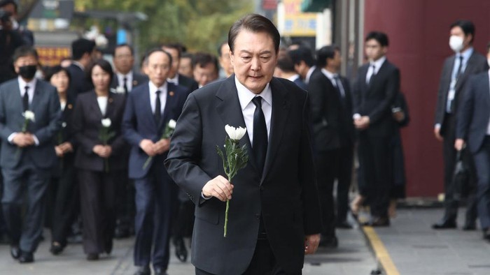 Potret Presiden Korsel Datangi Lokasi Tragedi Itaewon Presiden Korea Selatan Yoon Suk-yeol memegang bunga untuk para korban penyerbuan perayaan Halloween