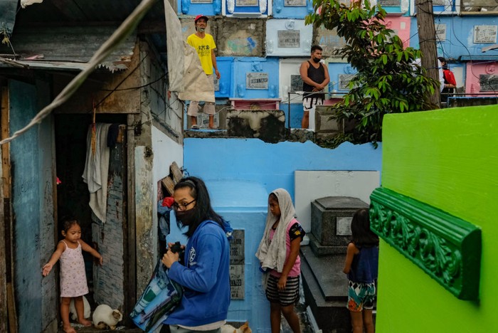 Warga Filipina berkunjung ke makam untuk mengunjungi orang yang mereka cintai. Hal itu mereka lakukan sembari piknik makan siang di atas makam.