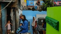 Salah satu keluarga mengunjungi tempat pemakaman umum di Manilla, Fillipina, Selasa (1/11/2022).