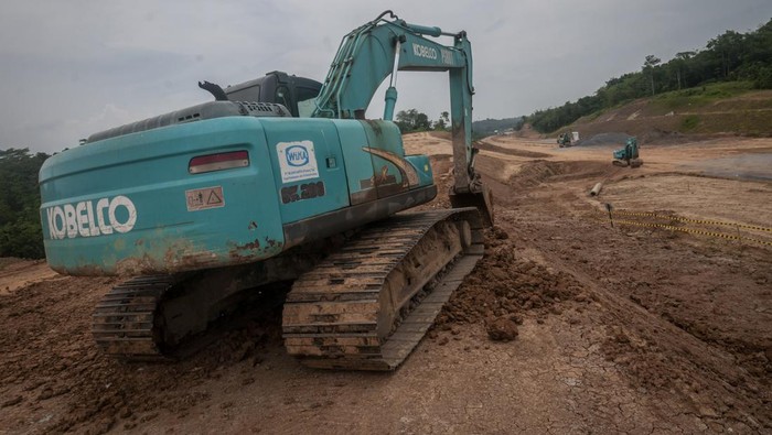 Sejumlah alat berat dioperasikan untuk menyelesaikan pembangunan Jalan Tol Rangkasbitung-Panimbang Seksi II di Bojong Leles, Lebak, Banten, Selasa (1/11/2022). Kementerian Pekerjaan Umum dan Perumahan Rakyat (PUPR) menargetkan Jalan Tol Rangkasbitung-Panimbang sepanjang 57,17 kilometer dapat beroperasi pada 2024 guna mendorong pertumbuhan ekonomi masyarakat Banten, sekaligus mendukung destinasi wisata Kawasan Ekonomi Khusus (KEK) Tanjung Lesung. ANTARA FOTO/Muhammad Bagus Khoirunas/rwa.