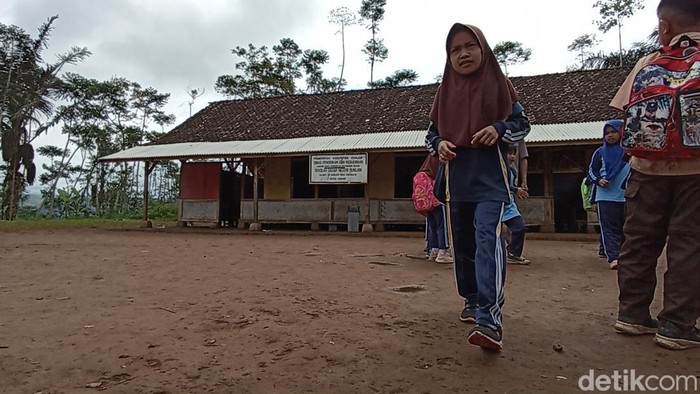 Puluhan siswa SDN Bunijaya Kecamatan Cikadu Kabupaten Cianjur belajar di ruang kelas yang haya terbuat dari bilik bambu beralaskan tanah