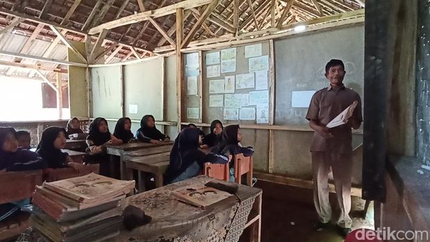 Puluhan siswa SDN Bunijaya Kecamatan Cikadu Kabupaten Cianjur belajar di ruang kelas yang haya terbuat dari bilik bambu beralaskan tanah