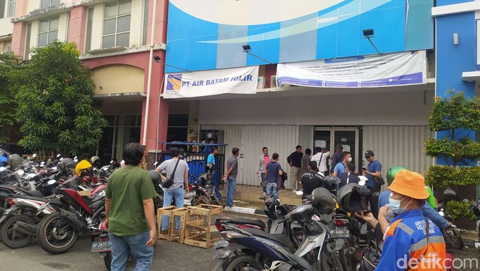 Puluhan warga mendatangi kantir PT Air Batam Hilir karena air di rumah mereka tak mengalir.