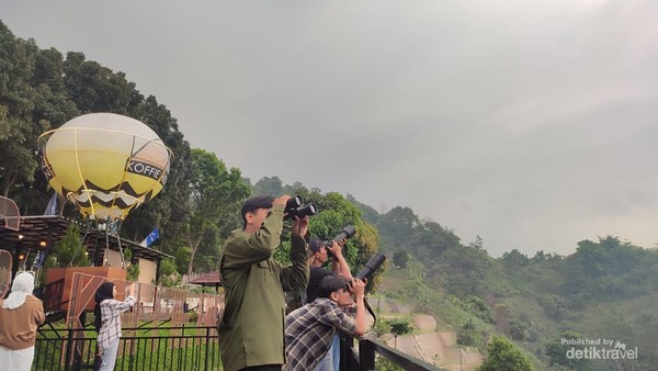 Wisatawan dan fotografer mengamati migrasi raptor di Saung Koffee Hideung di Puncak Sempur, Karawang. Foto SCF Wisatawan dan fotografer mengamati migrasi raptor di Saung Koffee Hideung di Puncak Sempur, Karawang. Foto SCF