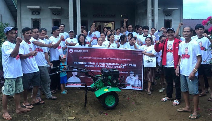 Relawan Ganjar Bina Petani Kalbar hingga Beri Bantuan Alat