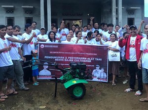 Relawan Ganjar Bina Petani Kalbar hingga Beri Bantuan Alat Pertanian