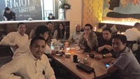 Ini adalah momen Ronny Talapessy bersama rekan-rekan sesama pengacara. Mereka makan siang bersama setelah melakukan salat Jumat. Foto: Instagram @ronnytalapessy