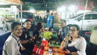 Tak melulu di restoran mewah, Ronny Talapessy juga tak segan untuk kulineran di warung kaki lima. Ini keseruannya saat makan di Pusat Jajanan Kampoeng Kandang. Foto: Instagram @ronnytalapessy