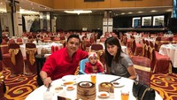 Ini keharmonisan Ronny Talapessy saat makan malam bersama keluarga. Mereka menikmati hidangan Chinese food, salah satunya dimsum. Foto: Instagram @ronnytalapessy