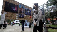 Saat meninjau pameran foto jurnalistik Rekam Jakarta 24+ di Taman Lapangan Banteng, Jakarta, Selasa (1/11/2022), Angela mengaku terkejut dan terkesima dengan karya teman-teman pewarta foto Jakarta yang bisa merekam dan mengabadikan sejarah ataupun jejak perjalanan warga Ibu Kota ditengah pemulihan ekonomi dan kesehatan akibat pandemi Covid-19. 
