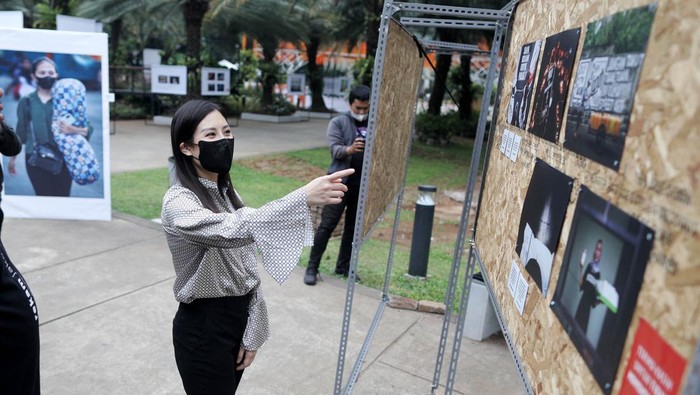 Saat Wamenparekraf Nikmati Pameran Foto Rekam Jakarta 24+ Wakil Menteri Pariwisata dan Ekonomi Kreatif Angela Tanoesoedibjo menyambangi lokasi pameran pewarta foto jurnalistik Rekam Jakarta 24+ di Lapangan Banteng Jakarta. Ini potretnya.