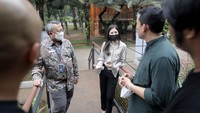 Angela datang dengan didampingi Deputi Bidang Ekonomi Digital dan Produk Kreatif, Kemenparekraf Muhammad Neil El Himam yang juga menikmati beragam visual karya pewarta foto yang ada di Jakarta.
