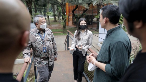 Angela datang dengan didampingi Deputi Bidang Ekonomi Digital dan Produk Kreatif, Kemenparekraf Muhammad Neil El Himam yang juga menikmati beragam visual karya pewarta foto yang ada di Jakarta. Angela datang dengan didampingi Deputi Bidang Ekonomi Digital dan Produk Kreatif, Kemenparekraf Muhammad Neil El Himam yang juga menikmati beragam visual karya pewarta foto yang ada di Jakarta.