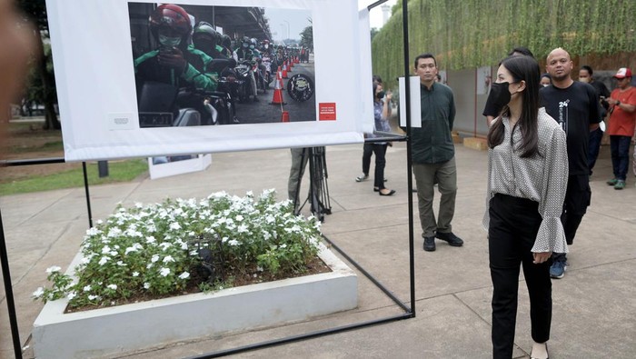 Wakil Menteri Pariwisata dan Ekonomi Kreatif Angela Tanoesoedibjo menyambangi lokasi pameran pewarta foto jurnalistik Rekam Jakarta 24+ di Lapangan Banteng Jakarta. Ini potretnya.