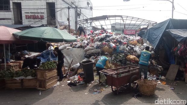Sampah menumpuk di sejumlah pasar di Kota Bandung.