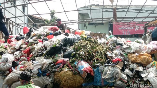 Sampah menumpuk di sejumlah pasar di Kota Bandung.