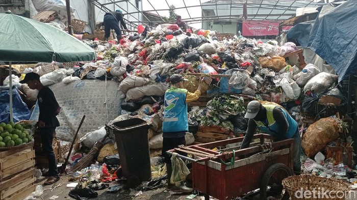 Sampah menumpuk di sejumlah pasar di Kota Bandung.