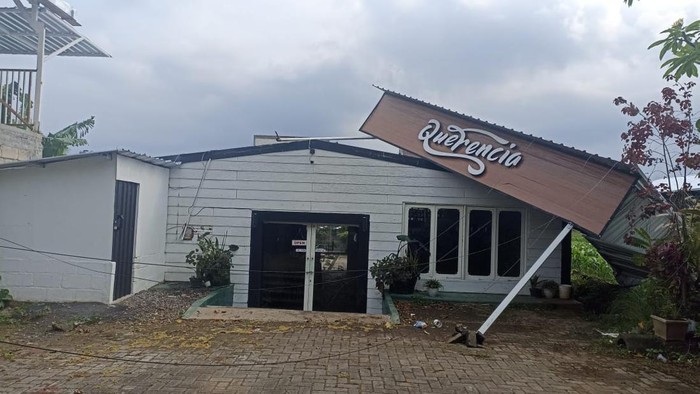 Sejumlah cafe terdampak bencana angin kencang di Kecamatan Dau, Kabupaten Malang.