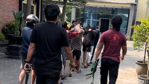 Sejumlah pemuda gerombolan pemotor di Kediri yang terekam video acungkan sajam